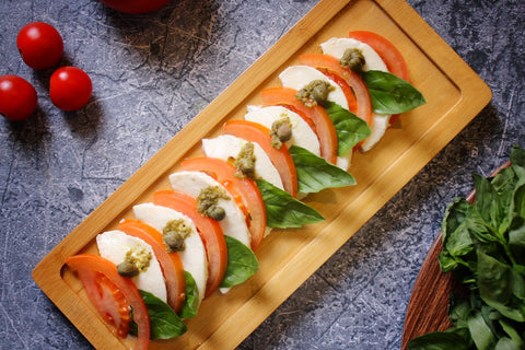 Insalata estiva con Mozzarella di Bufala, Pesto di Moringa e Pomodori Secchi - Azienda Agricola Favella