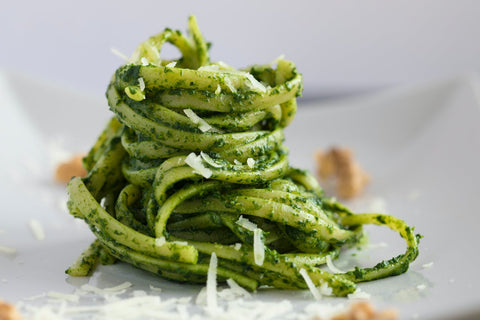 Pasta con Pesto di Moringa, Carciofini Selvatici e Pomodori Secchi - Azienda Agricola Favella