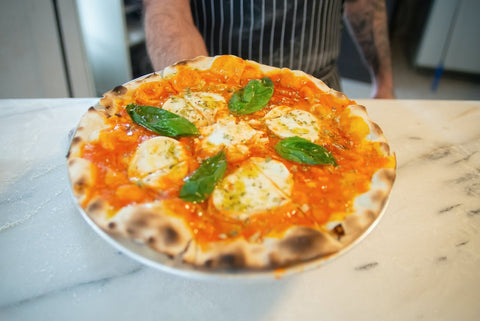 Pizza con Sugo di Pomodoro e Moringa, Mozzarella di Latte di Bufala e Bacche di Goji - Azienda Agricola Favella