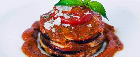 Torretta di melanzane con sugo di pomodoro e moringa: semplice ma raffinata - Azienda Agricola Favella