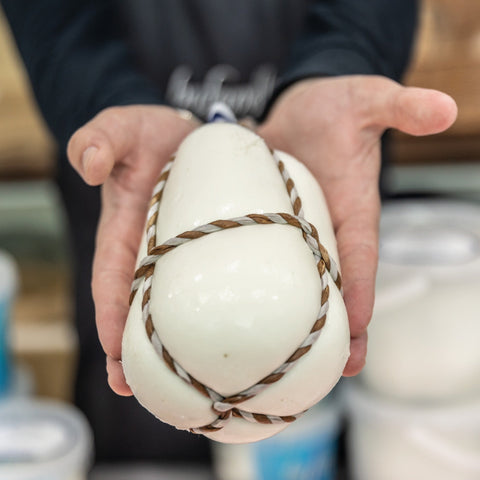 Caciocavallo di latte di Bufala - Azienda Agricola Favella